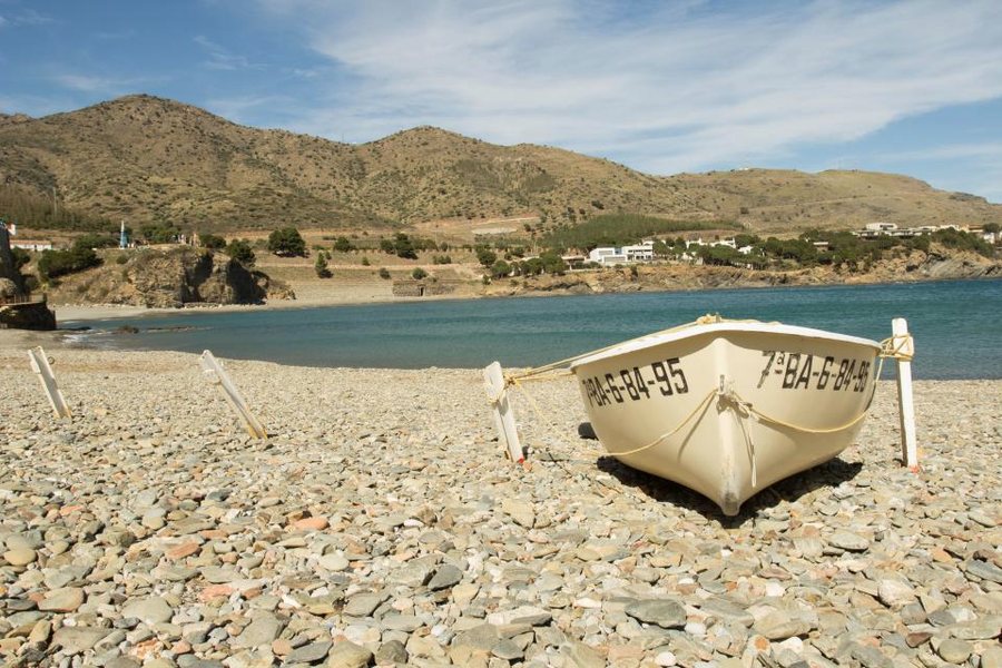 Barca varada en una playa de cantos
