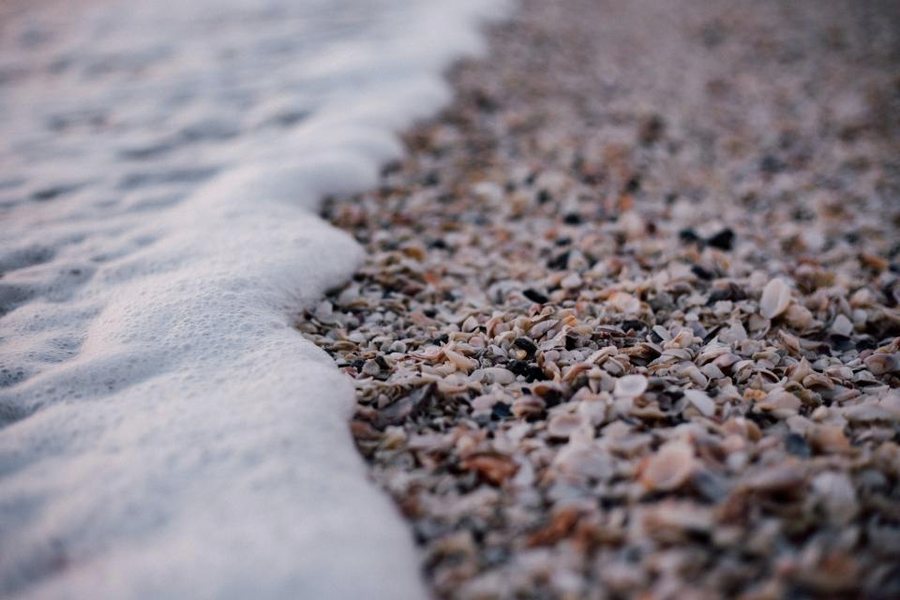 Espuma del mar sobre guijarros
