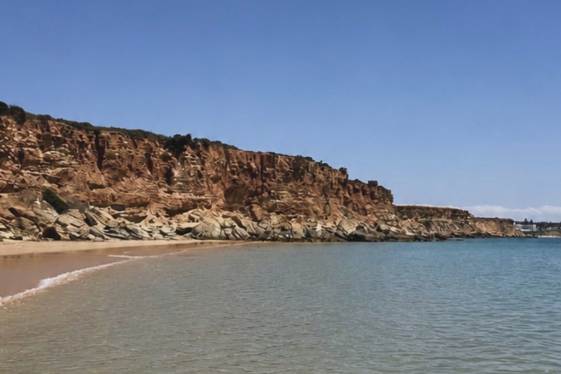 Cala de agua turquesa junto al acantilado