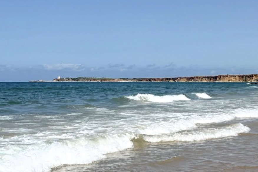 Playa abierta con el acantilado al fondo